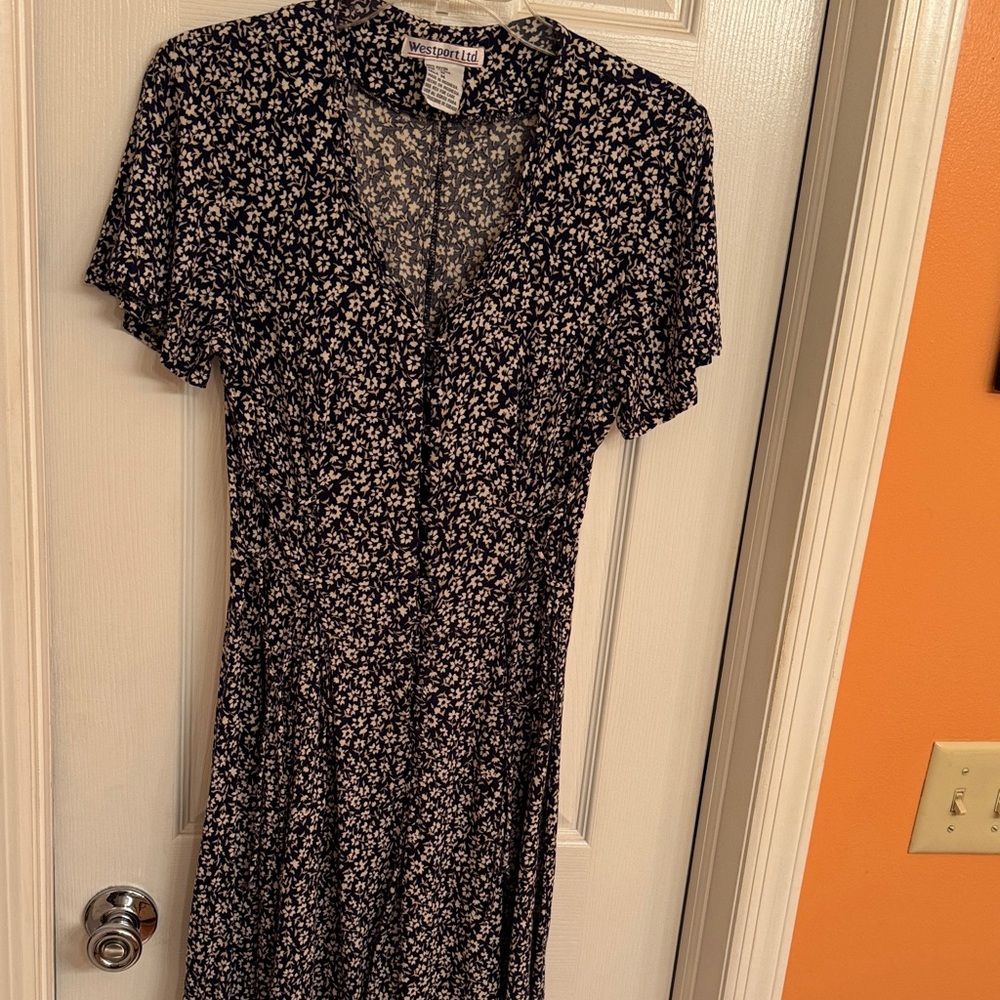 Vintage Westport Ltd. Floral Fit & Flowy Romper.. Blue & White Floral. Size M - Picture 3 of 16